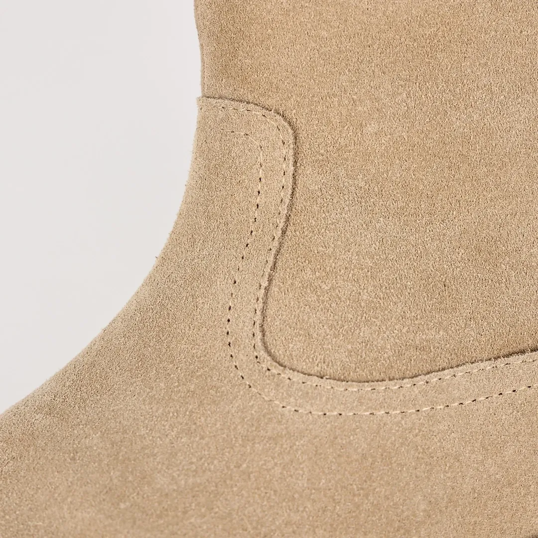 Pick up locally 💰720 The core recommendation is good price 𝐔𝐠𝐠 23 popular handmade sheep's curly boots Maillard girl's dream boots Korean and Korean style Fully handmade first-layer cow suede Teddy sheep's curly wool lining The combination has a great autumn and winter atmosphere Size: 35 36 37 38 39 40